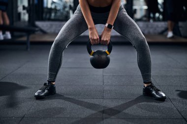 Kettlebell 'li biri sumo yapıyor.