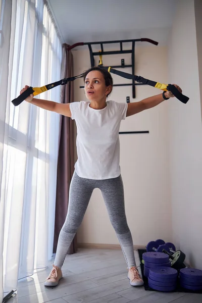 Mujer joven haciendo el entrenamiento de la parte superior del cuerpo — Foto de Stock