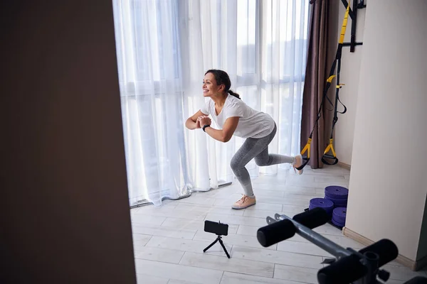 Vídeo blogger demostrando un ejercicio de entrenamiento de fuerza a su audiencia — Foto de Stock