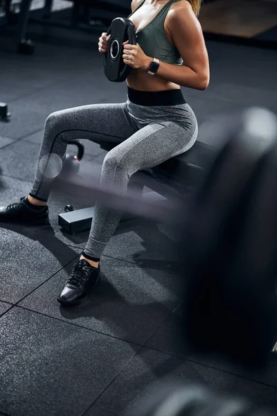Black gym disk kept by a female — Stock Photo, Image