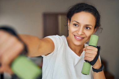 Kadın boksör havaya yumruk atıyor.