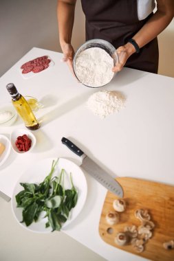 Yemek konsepti fotoğrafına un ekliyorum.