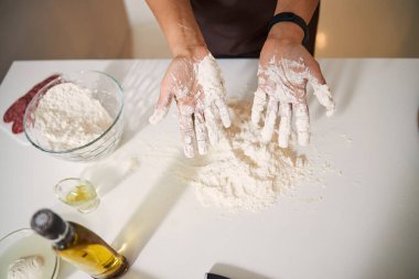 Aşçının elleri yemek pişirme sürecinde