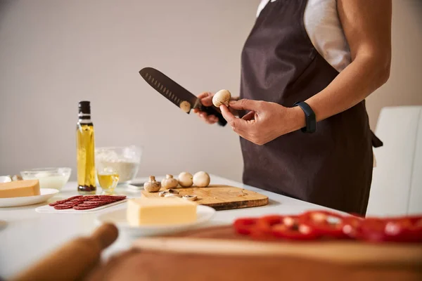 Використання тільки свіжих продуктів під час приготування їжі вдома — стокове фото