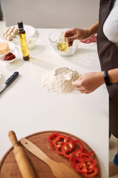Красивий процес приготування тіста в домашніх умовах — стокове фото