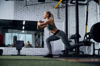 Atletin öne eğilip tek ayak üstünde durması