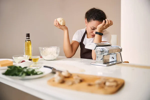 Виснажена домогосподарка відчуває себе погано і втомився під час приготування їжі — стокове фото