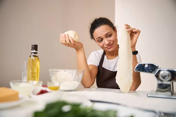 Скептично ставиться до ідеї приготування макаронних виробів в домашніх умовах — стокове фото