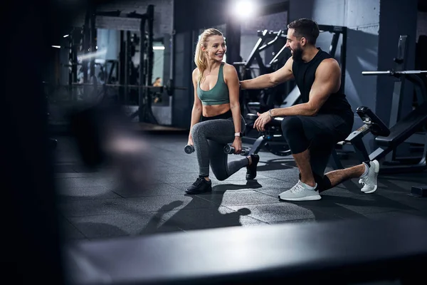 Başarılı bir ilk denemeden sonra bayan antrenörüne gülümsüyor.