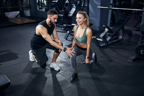 Treinador fazendo correções finais para uma mulher pose — Fotografia de Stock