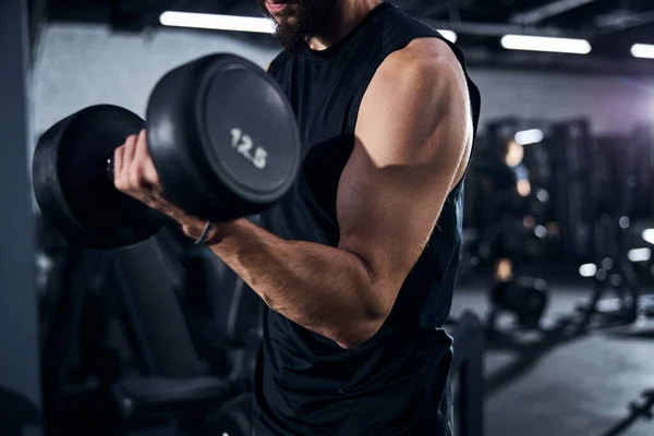 Braço masculino forte levantando um peso de mão — Fotografia de Stock