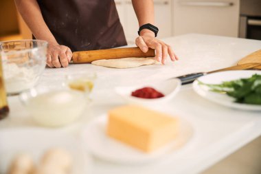 Mutfakta merdane kullanan tanınmamış kişi.