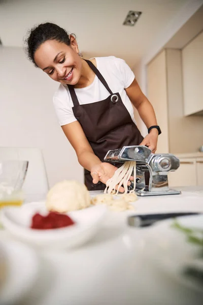 Чудова молода леді насолоджується приготуванням їжі вдома — стокове фото