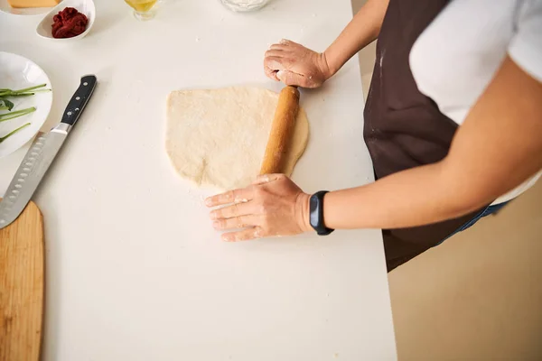 Робимо шматочок тіста гладким для домашньої піци — стокове фото