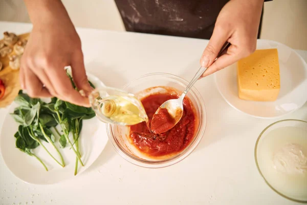 Cozinhar molho de tomate em casa com apenas ingredientes naturais — Fotografia de Stock