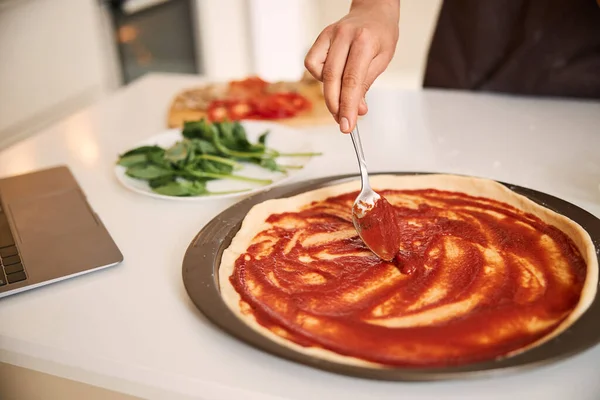 Готуємо піцу в домашніх умовах зі смачною томатною пастою — стокове фото