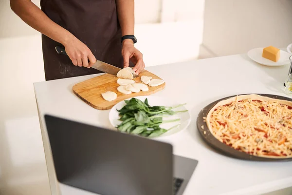 Cozinhar on-line com laptop moderno na mesa — Fotografia de Stock