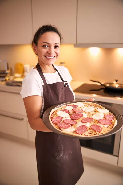 Femme souriante se sentant fière de la pizza maison — Photo