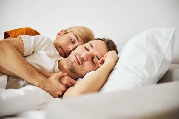 爱你的同性恋伴侣睡在床上，拥抱在一起 — 图库照片