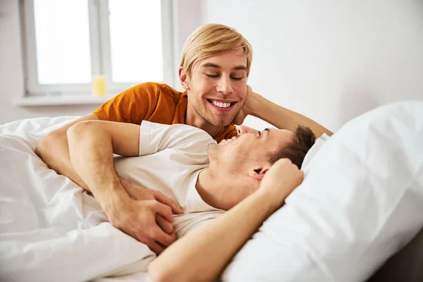 Glücklich gay pärchen liegend im bett im die morgen — Stockfoto