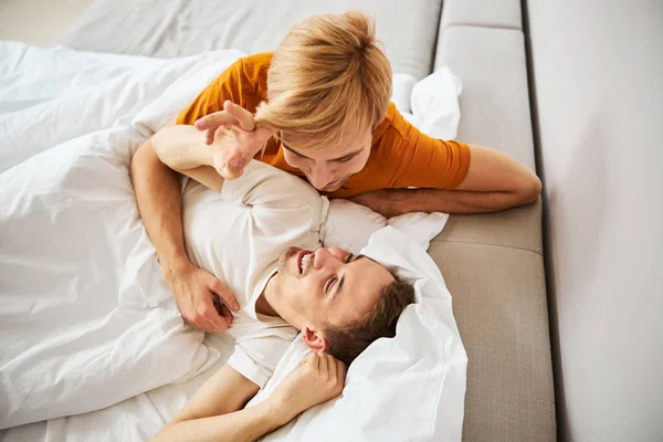 행복 한 동성애자 부부가 집에서 침대에 누워 있다 — 스톡 사진