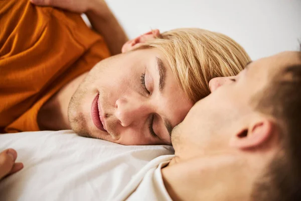 Güzel homoseksüel çift evde yatıyor. — Stok fotoğraf
