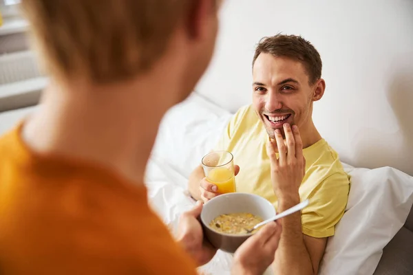 若い男を愛しますおいしい朝食を持って彼のボーイフレンドに — ストック写真