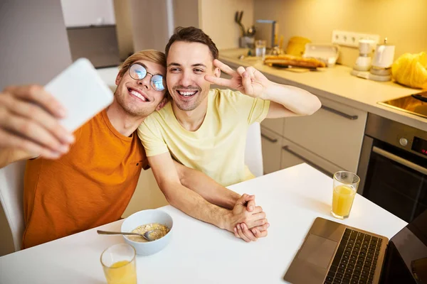 Fröhlich glücklich homosexuelles Paar macht Selfie zu Hause — Stockfoto