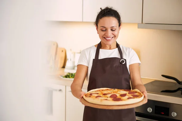 Mirthful lady demonstrating her ready meal and smiling — Stock Photo, Image