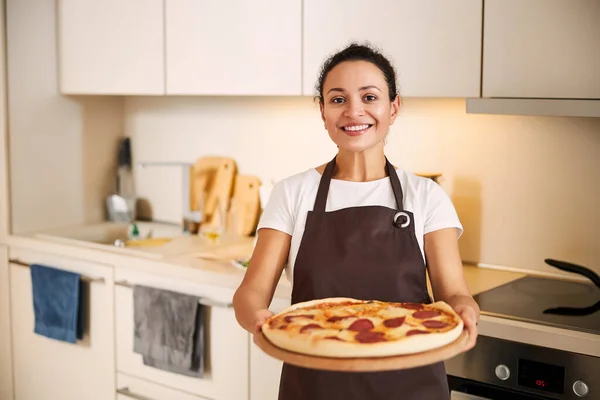 Jeune femme confiante démontrant ses compétences culinaires — Photo