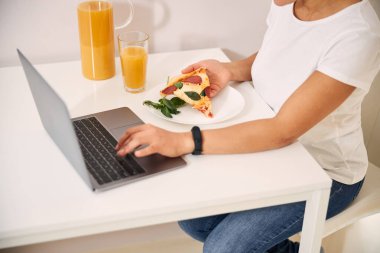 Aynı anda hem online iş yapıp hem de yemek yiyor.