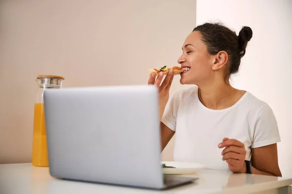 Zo heerlijk dat ik niet kan stoppen met lachen. — Stockfoto