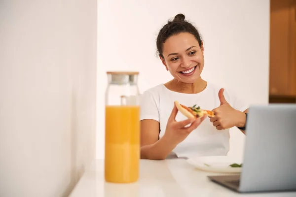 Selvsikker matblogger som annonserer sin hjemmelagde pizza – stockfoto