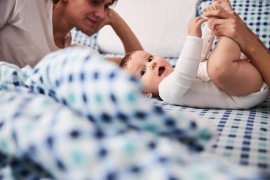 Özenli bebek kameraya bakıyor.