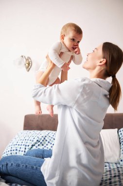 İletişim sırasında bebeğini büyüten aktif bir kadın.