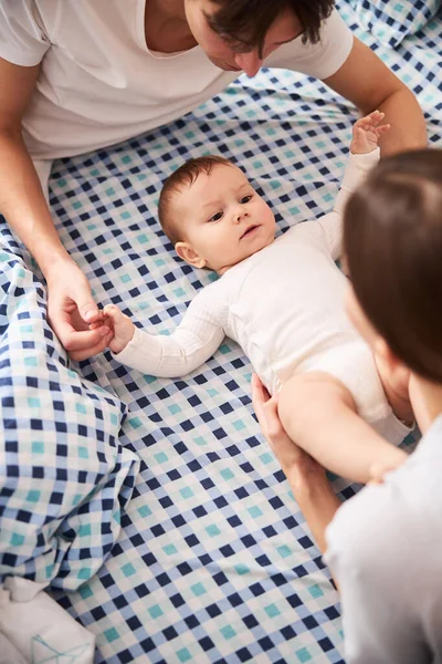 Poważny chłopiec gapiący się na swoją piękną matkę — Zdjęcie stockowe