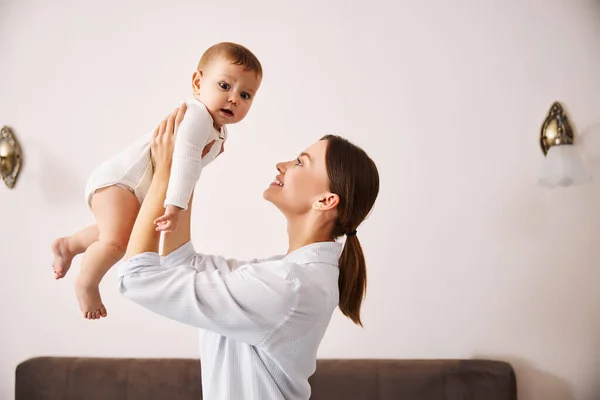 Positivo encantado mãe brincando com seu filho — Fotografia de Stock