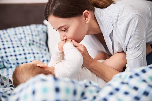 Blisko czułej kobiety całującej swoje dziecko — Zdjęcie stockowe