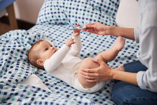 Fiatal szülő napi rutin a baba — Stock Fotó