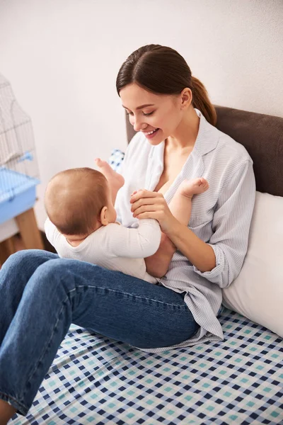 Feliz joven mujer jugando con su hijo —  Fotos de Stock