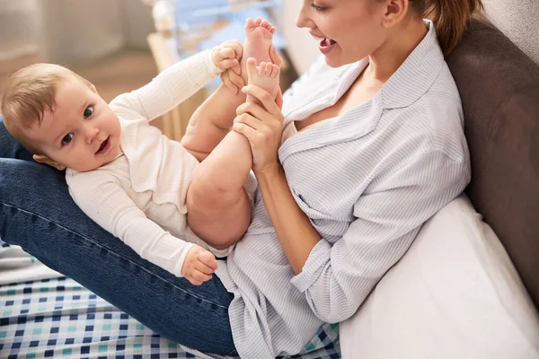 Radosna kobieta robi masaż dla swojego dziecka — Zdjęcie stockowe