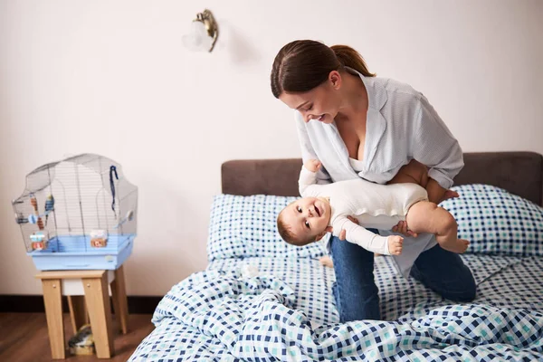 Pozytywnie zachwycona kobieta bawiąca się ze swoim dzieckiem — Zdjęcie stockowe