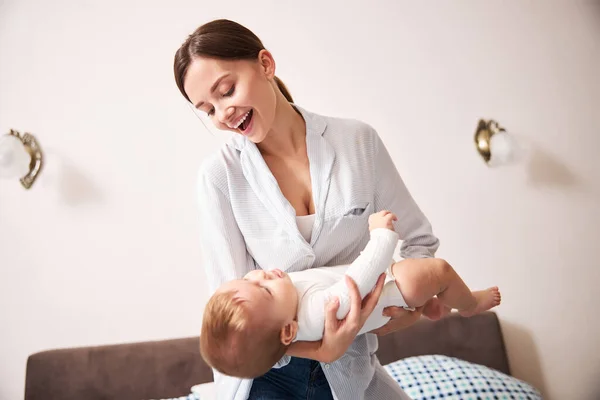 Zbliżenie w górę z szczęśliwy Mama pieszcząc jej dziecko — Zdjęcie stockowe