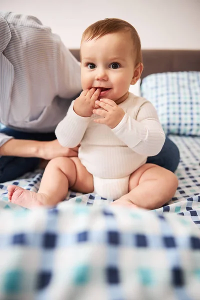 楽しいです子供は家にいるママと — ストック写真