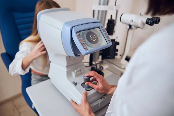 Imagen de la moderna máquina especial para examinar los ojos en la clínica de medicina — Foto de Stock