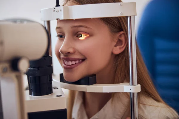 Menina adolescente elegante em camisa branca na consulta médico optometrista — Fotografia de Stock