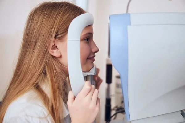 Elegant tonåring flicka som kontrollerar synen i oftalmologi klinik — Stockfoto