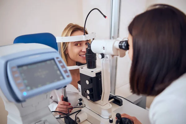 Geschäftsfrau in lässiger Kleidung untersucht ihre Sehkraft im medizinischen Zentrum — Stockfoto