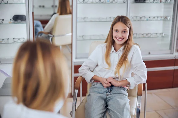 Happy wesoły kobieta dziecko pozowanie na aparat fotograficzny w klinice okulistycznej — Zdjęcie stockowe