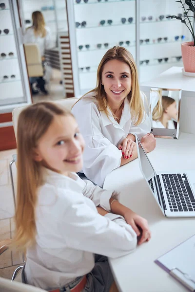 Beautiful mother and daughter at the doctor appointment in ophthalmology clinic — Stock Photo, Image